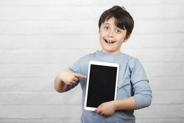 Glückliches Kind mit Tablet in der Hand — Stockfoto