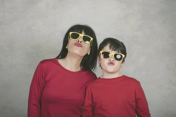 Legrační matka a syn, kteří dávají polibky — Stock fotografie