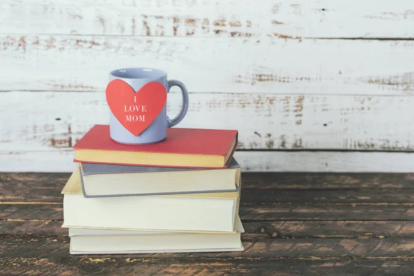 Me encanta mamá, libros al lado de una taza de café — Foto de Stock