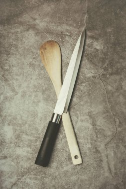 Mutfak bıçağı ve ahşap kaşık