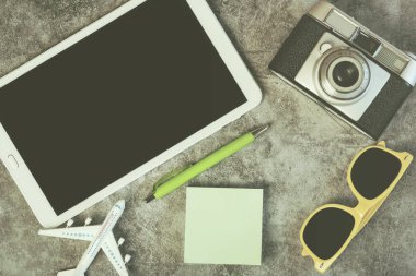 Gezgin aksesuarları ile tablet, seyahat konsepti