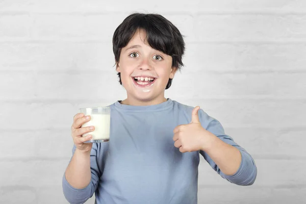 Niño sonriente bebiendo leche — Foto de Stock