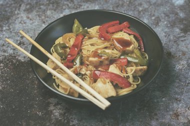 tavuk fileto ve teriyaki soslu spagetti