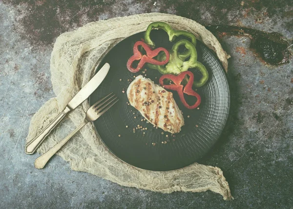 Grillad kycklingfilé med röd och grön paprika — Stockfoto