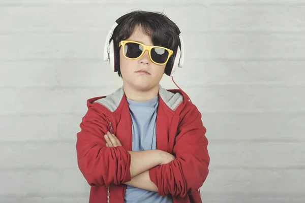 Vážné dítě s brýlemi a sluchátky — Stock fotografie