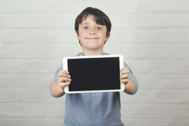 Mutlu çocuk bir tablet holding 