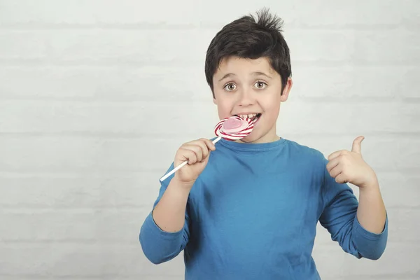 Funny kid med Lollipop — Stockfoto