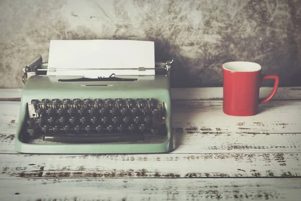 一杯咖啡旁边的旧打字机 — 图库照片