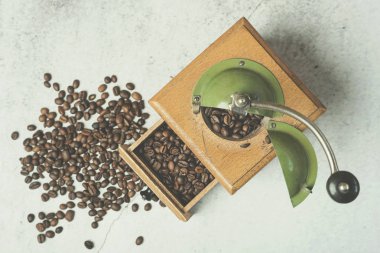 Kahve öğütücüsü ve kahve çekirdeği.