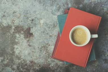 kitap ve kahve fincanı 