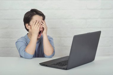 Küçük çocuk dizüstü bilgisayarda uygunsuz içerik izliyor