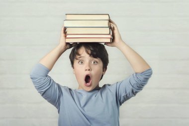 başında kitaplar ile sürpriz çocuk çocuk