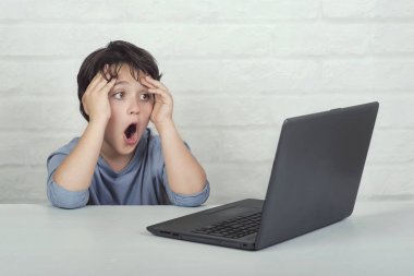 Küçük çocuk dizüstü bilgisayarda uygunsuz içerik izliyor