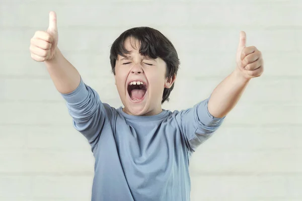 Enfant euphorique montrant les pouces vers le haut — Photo