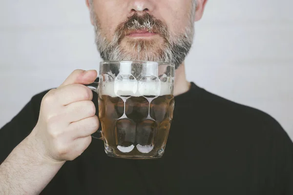 Mann som drikker øl – stockfoto