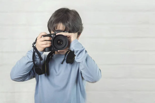 Niño con cámara — Foto de Stock