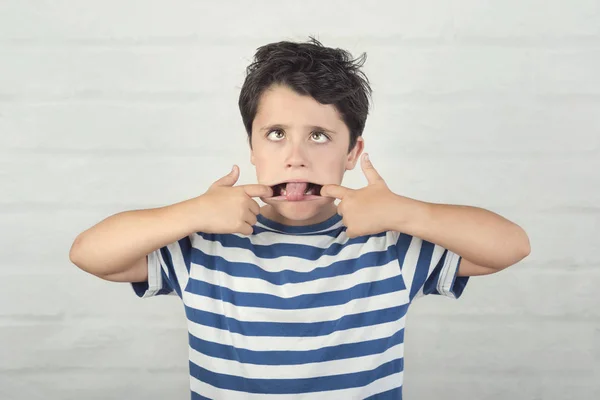 Niño grosero haciendo una mueca — Foto de Stock