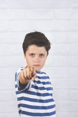 kızgın çocuk ön işaret