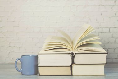 Kitap yığını fincan kahve ile 