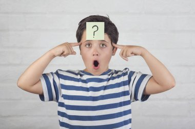 Alnında memo Post soru işareti ile sürpriz çocuk