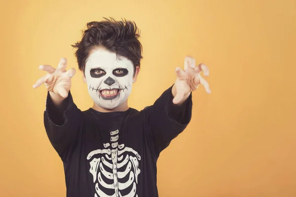 Buon Halloween. divertente bambino in un costume scheletro di Halloween — Foto Stock