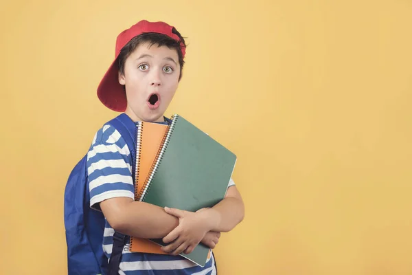 De vuelta a la escuela, niño sorprendido con mochila y cuaderno — Foto de Stock