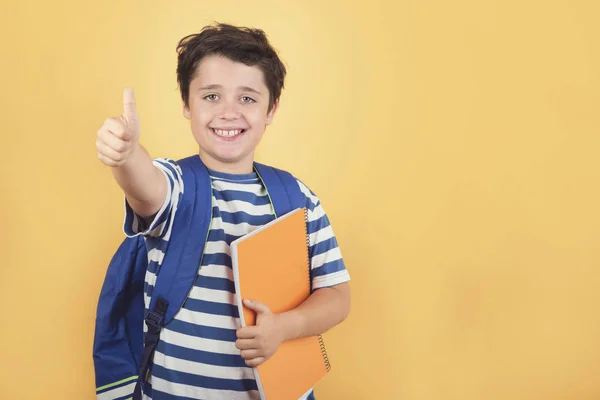 De volta à escola, criança feliz com mochila e caderno — Fotografia de Stock