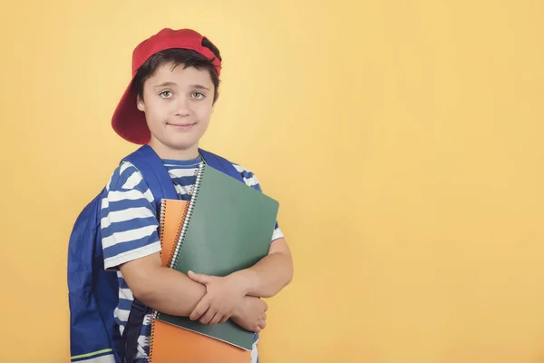 De volta à escola, criança feliz com mochila e caderno — Fotografia de Stock