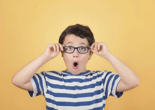 Retrato de niño con gafas graduadas —  Fotos de Stock