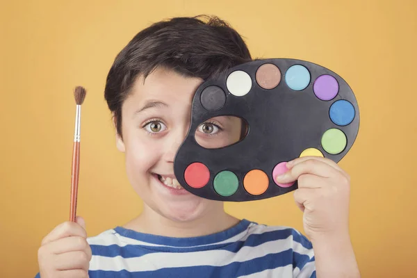 Porträtt av barn med färgglada palett — Stockfoto