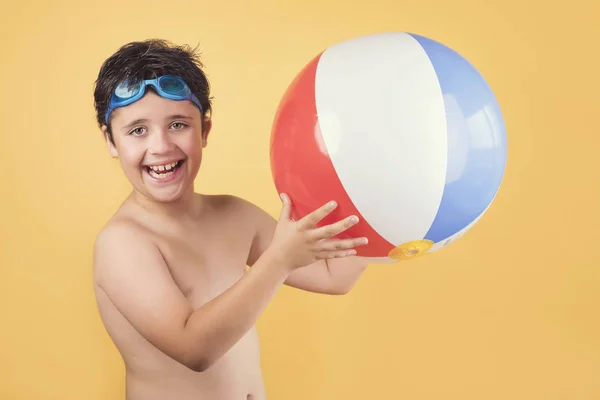 Happy Child leker med badboll — Stockfoto