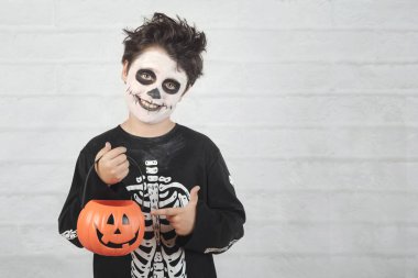Mutlu Cadılar Bayramı.halloween balkabağı ile iskelet kostüm komik çocuk