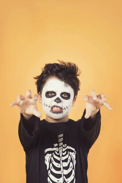 Wesołego halloween. śmieszne dziecko w stroju szkieletu Halloween — Zdjęcie stockowe