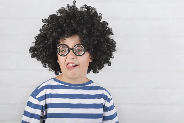 Divertido niño haciendo una mueca usando gafas nerd — Foto de Stock