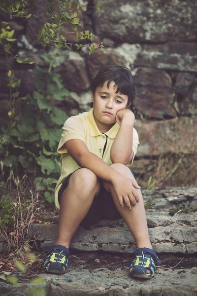 Retrato do menino triste — Fotografia de Stock