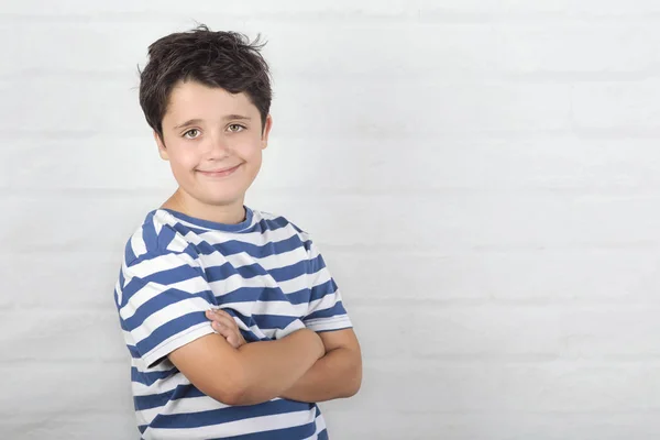 Lachende jongen met gestreept overhemd — Stockfoto