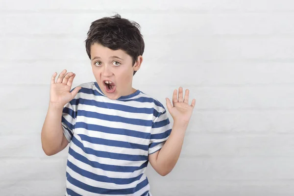 Niño sorprendido haciendo una mueca —  Fotos de Stock