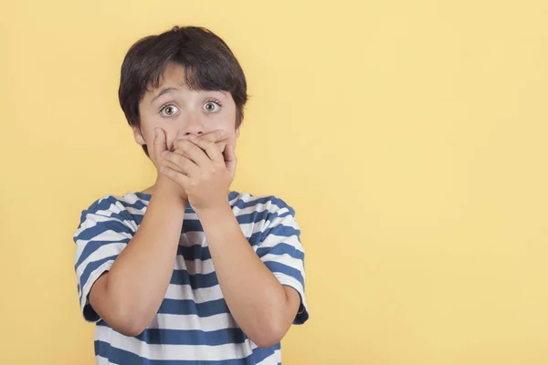 Barn som täcker munnen med händerna — Stockfoto
