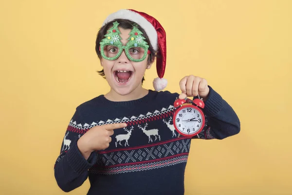 Niño divertido con despertador con sombrero de Papá Noel de Navidad — Foto de Stock