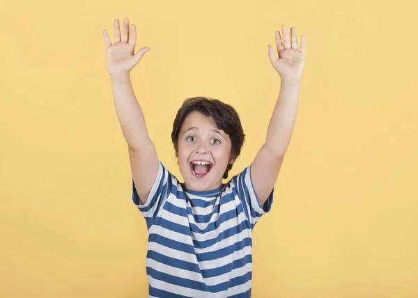 Niño feliz levantando las manos —  Fotos de Stock