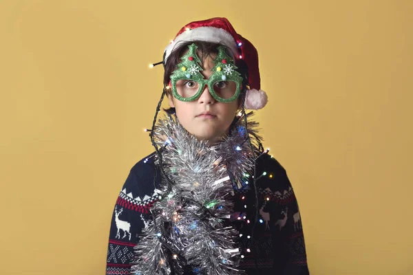Niño divertido con luces de Navidad con Papá Noel de Navidad —  Fotos de Stock
