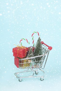 Noel hediyeli alışveriş arabası ve yılbaşı ağacı. Noel indirimi kavramı