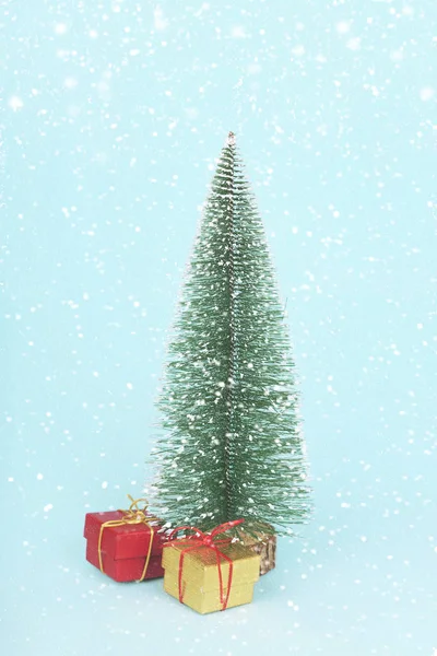 Рождественская елка с рождественскими подарками — стоковое фото