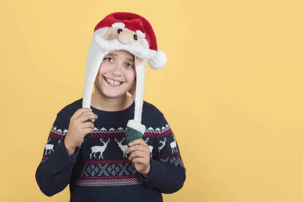 Leende barn bär Christmas jultomten hatt — Stockfoto