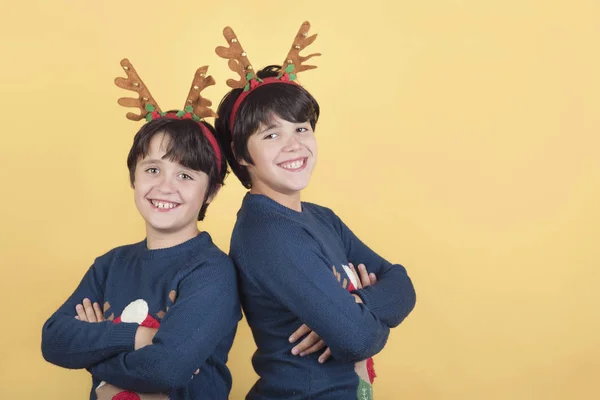 Niños sonrientes en un disfraz de Navidad de renos Rudolph — Foto de Stock