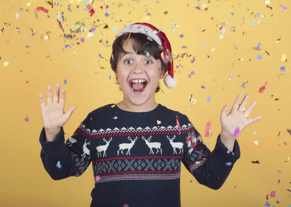 Niño sonriente con confeti con sombrero de Papá Noel de Navidad — Foto de Stock