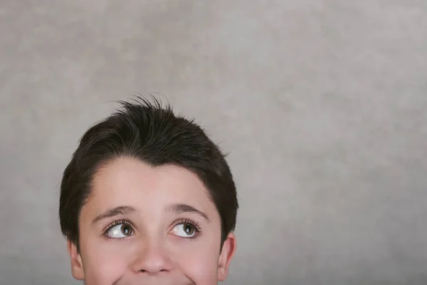 Feliz Niño Sonriente Mirando Hacia Arriba Sobre Fondo Gris — Foto de Stock