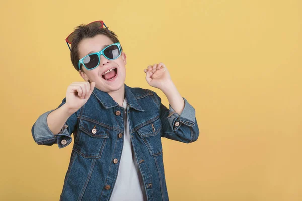 Heureux Souriant Garçon Avec Des Lunettes Soleil Sur Fond Jaune — Photo