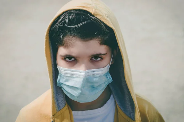 Primer Plano Niño Triste Con Máscara Médica Aire Libre — Foto de Stock