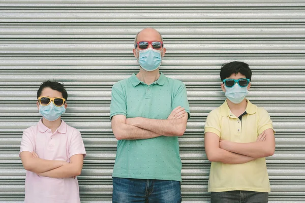 Πατέρας Τους Γιους Του Φορώντας Ιατρική Μάσκα Και Γυαλιά Ηλίου — Φωτογραφία Αρχείου